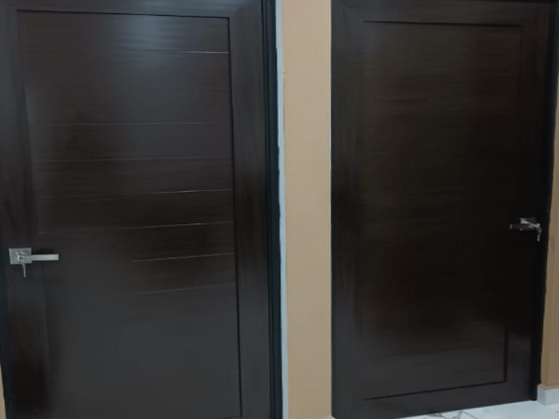 Puertas de MDF tono madera oscuro Altamira