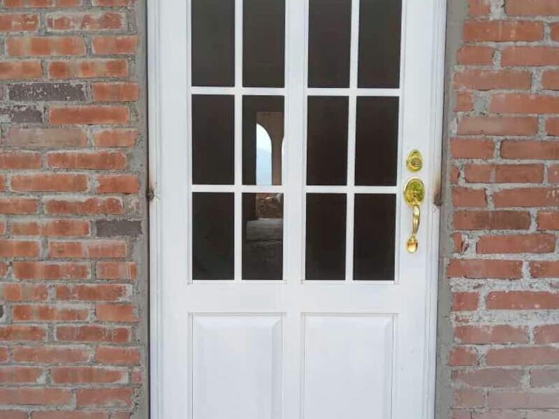 Puerta de aluminio blanco en Hidalgo