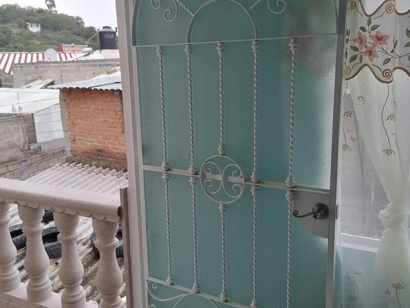 Puerta de acero blanca en Oaxaca 