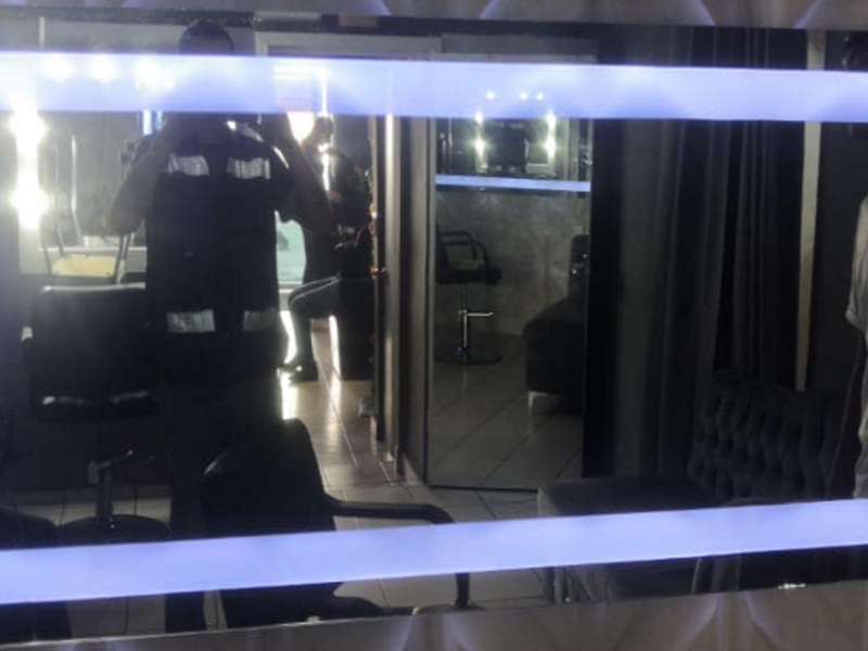 Espejo con bordes negro y luz led Tepic