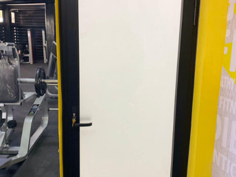 Puerta de aluminio y vidio blanco Nayarit
