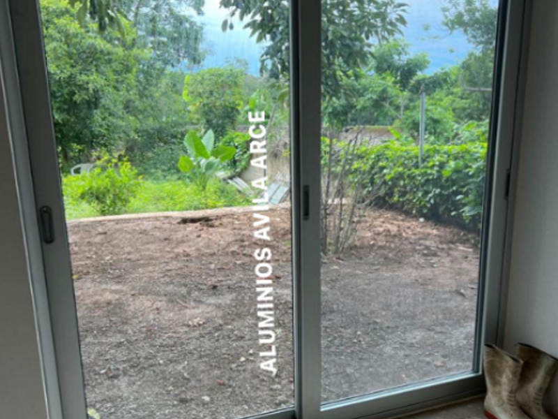 Puerta corrediza de aluminio y vidrio Tepic