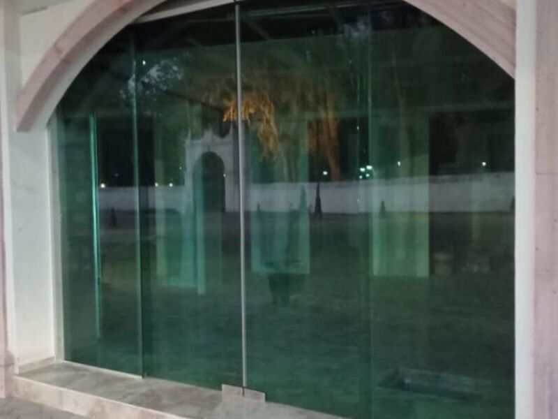 Puerta de cristal verdoso en Teoloyucan