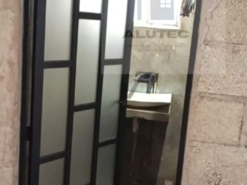 Puerta en aluminio en Jiutepec