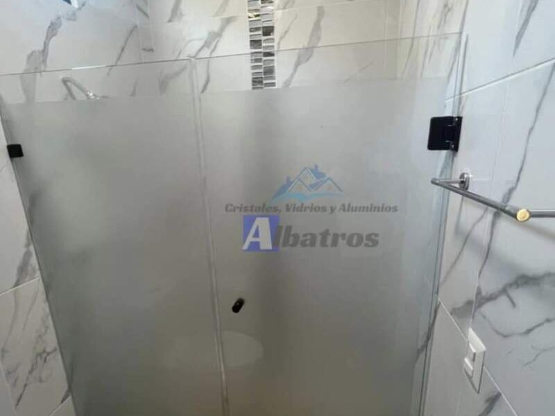 Puerta de vidrio con sujetadores en Colima