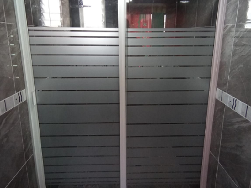 Cancel de baño en aluminio y vidrio Chalco
