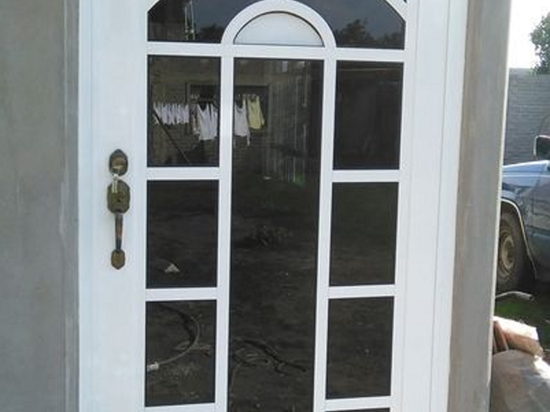 Puerta en aluminio blanco México