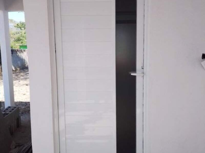 Puerta en aluminio blanco MICHOACAN