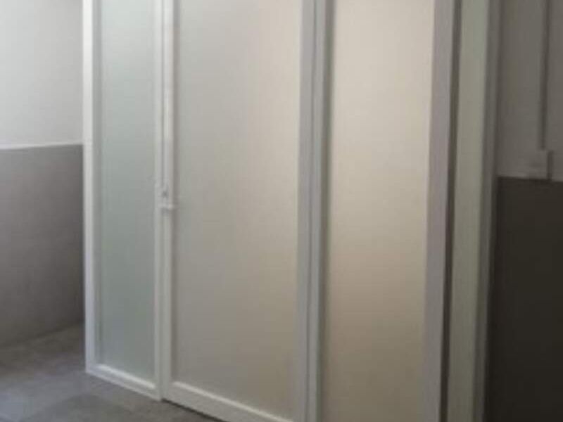 Cancel con puerta abatible en México