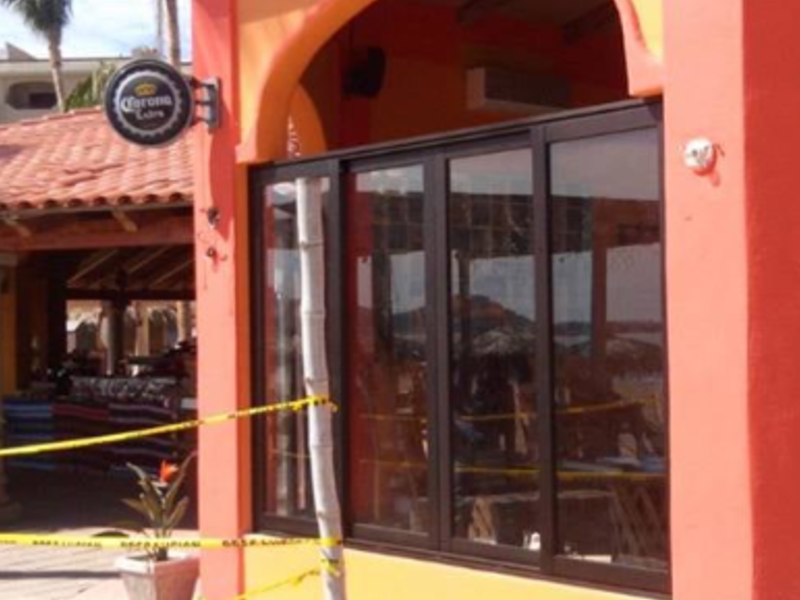 Ventana en vidrio negro en Oaxaca