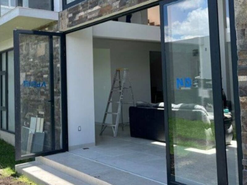 Puerta corrediza negra GUECSA en Apocada