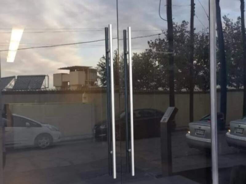 Puerta de cristal El Roble en Monterrey