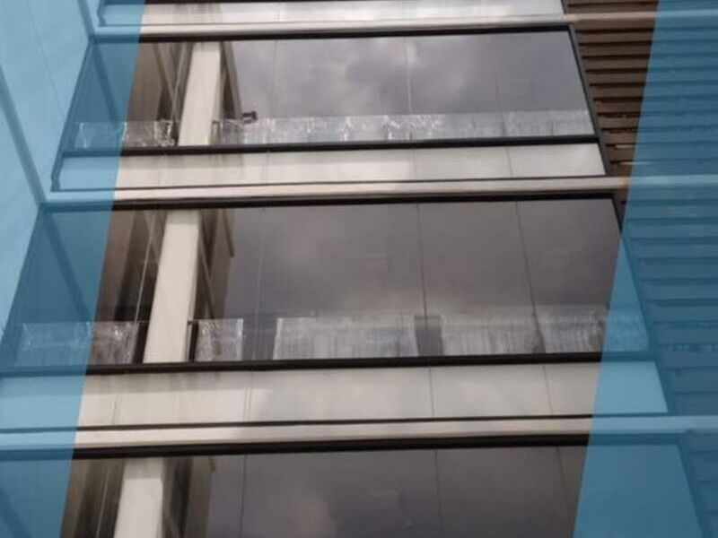 Fachada en vidrio templado en CDMX