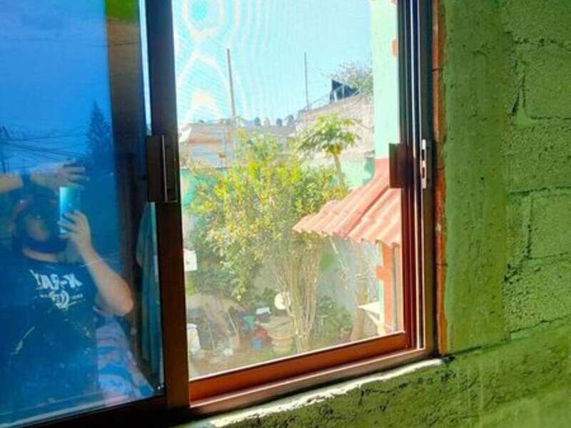 Ventana color madera nogal en CDMX 