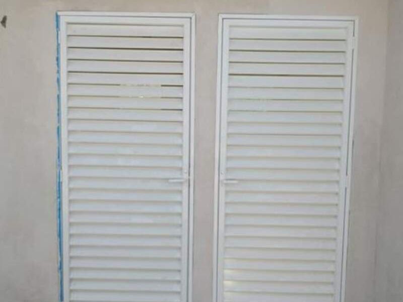 Puerta blanca tipo abatible en Villahermosa