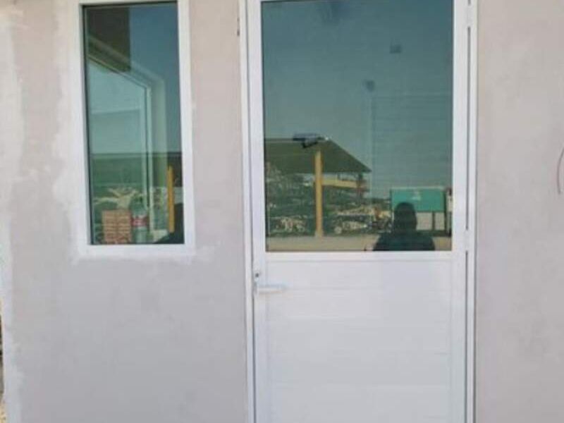 Puerta de aluminio y vidrio G en Villahermosa