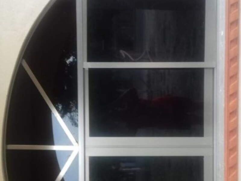 Ventana con arco y corredizas en Villahermosa