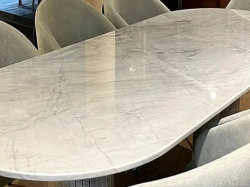 Mesa con mármol y 8 sillas beige Puebla