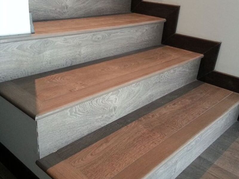 Piso de madera café para gradas Monterrey
