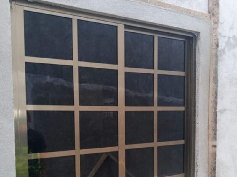 Ventana de aluminio cuadriculada