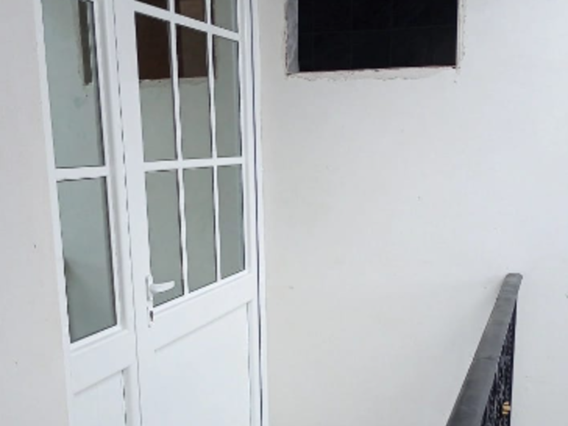 Puerta blanca en Aluminio en CDMX 