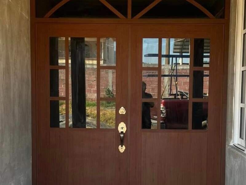 Puerta imitación madera en Uruapan