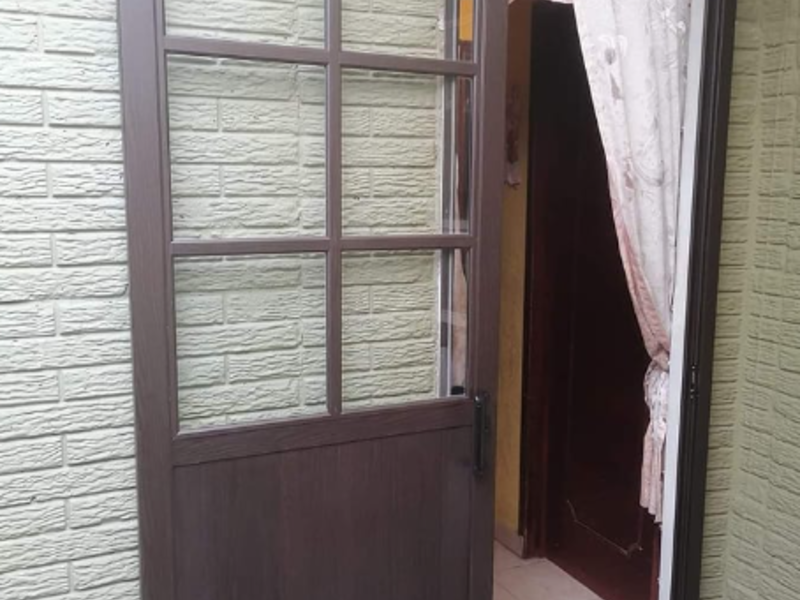 Puerta de vidrio y madera  en San Martin