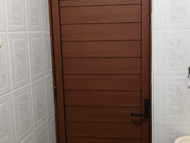 Puerta de vidrio y madera en San Martin