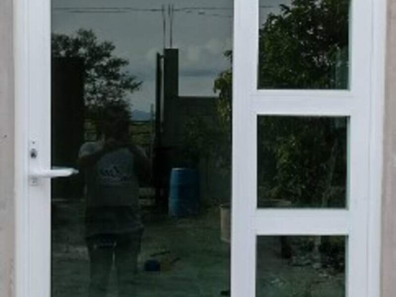 Puerta con vidrio en Morelos 