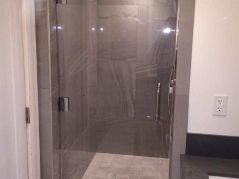 Puerta de baño en vidrio templado en CDMX