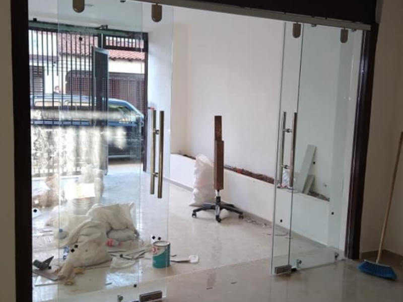 Puerta G de vidrio templado en Merida