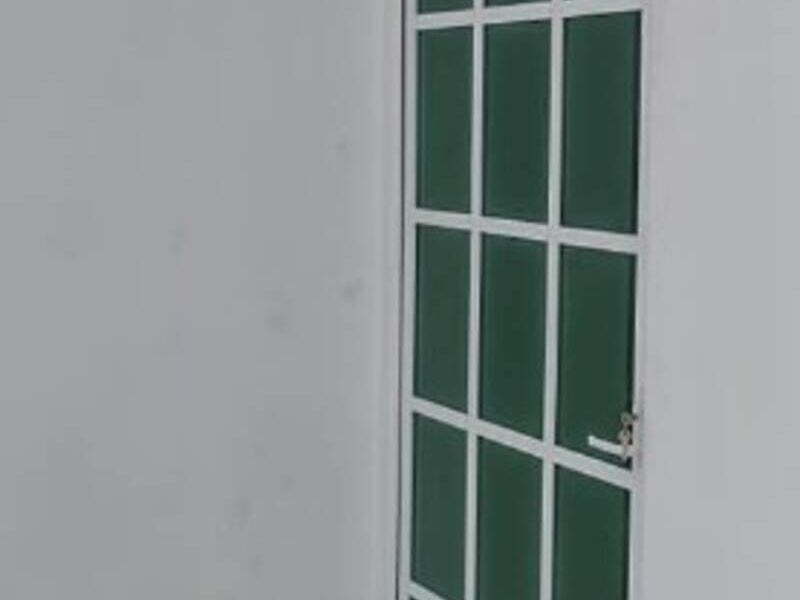 PUERTA DE ALUMINIO EN Tiracoz