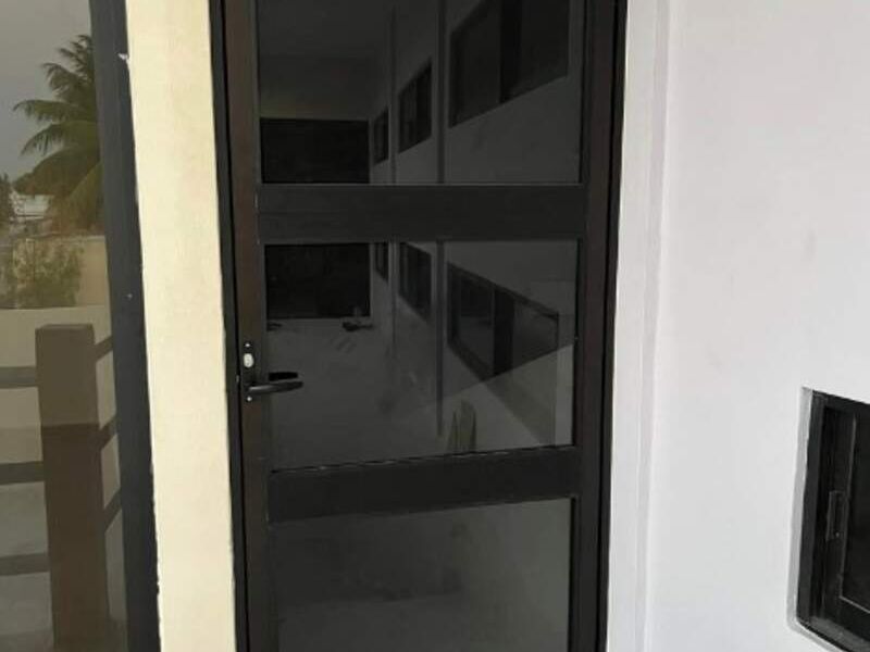 Puertas De Aluminio Con Tubular Tarimoro - Construex México