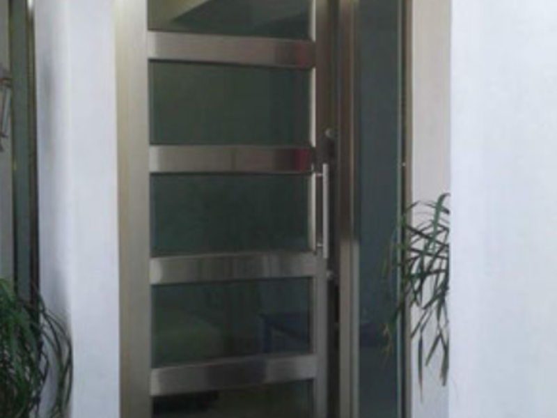 Puerta de Aluminio y vidrio  en Merida