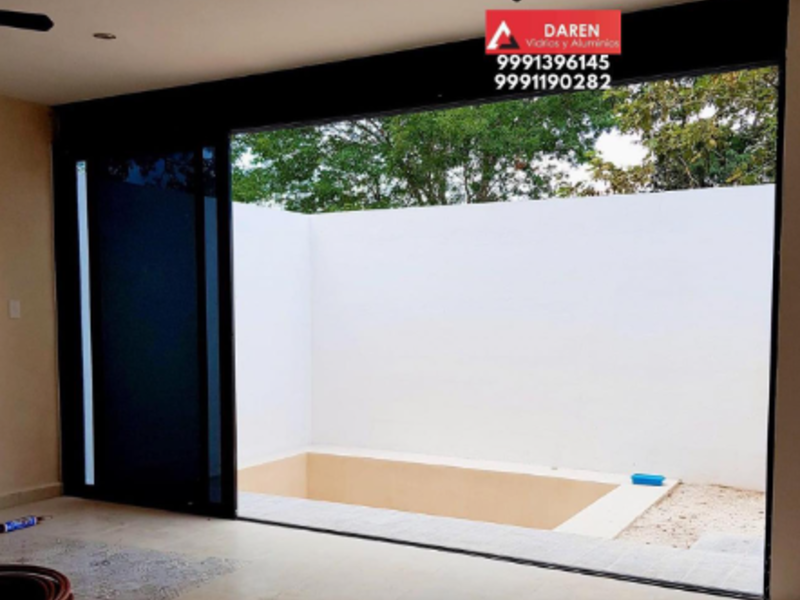 Puerta plegable de aluminio en Merida