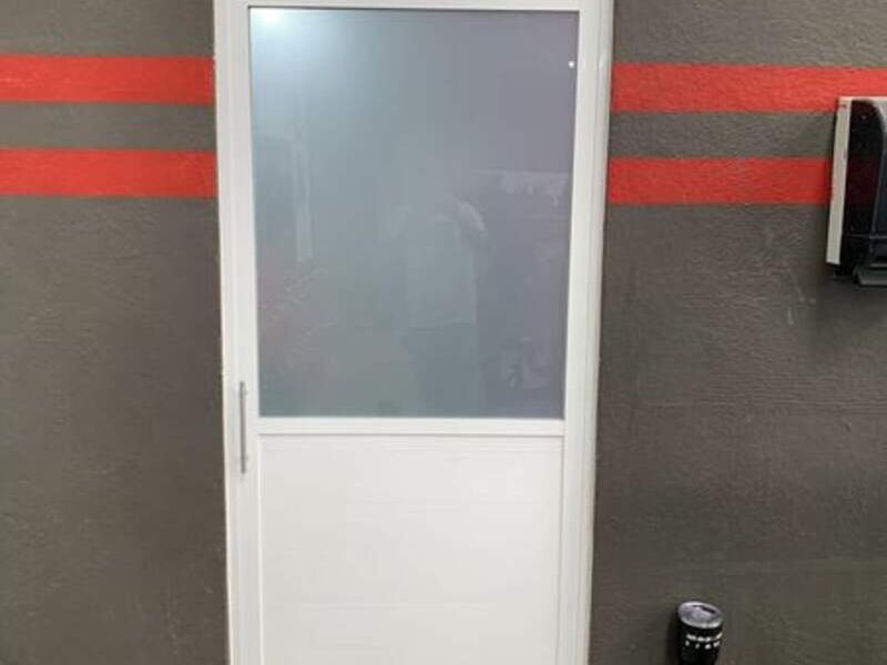 Puerta de aluminio Vidrio y aluminio Aludyl