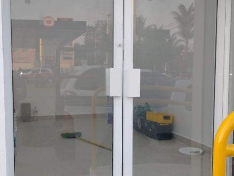 Puerta doble de aluminio en Merida