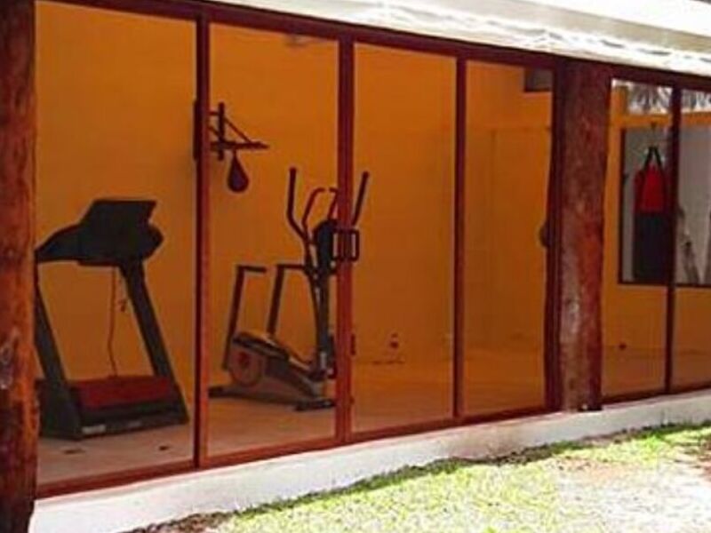 Fachada de vidrio y aluminioen Merida