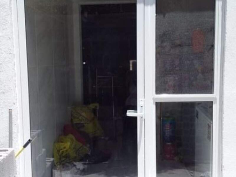 Puerta abatible en Alamedas