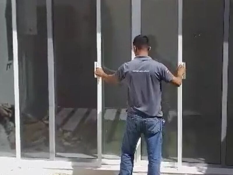 Puerta corrediza de 4 hojas en Alamedas