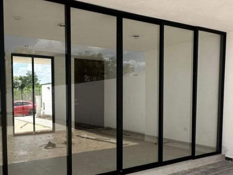 Fachada de vidrio color negro   en Merida