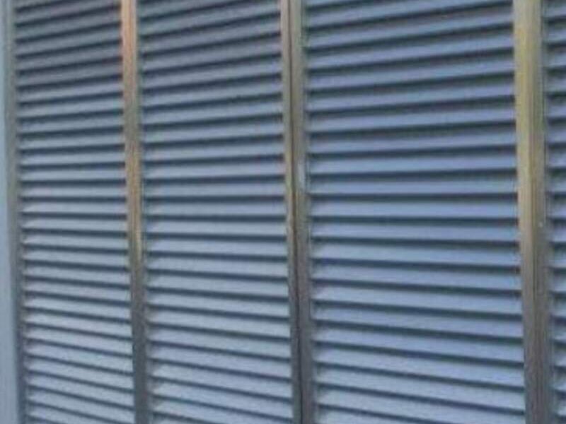 Puerta de aluminio tipo persiana en Merida