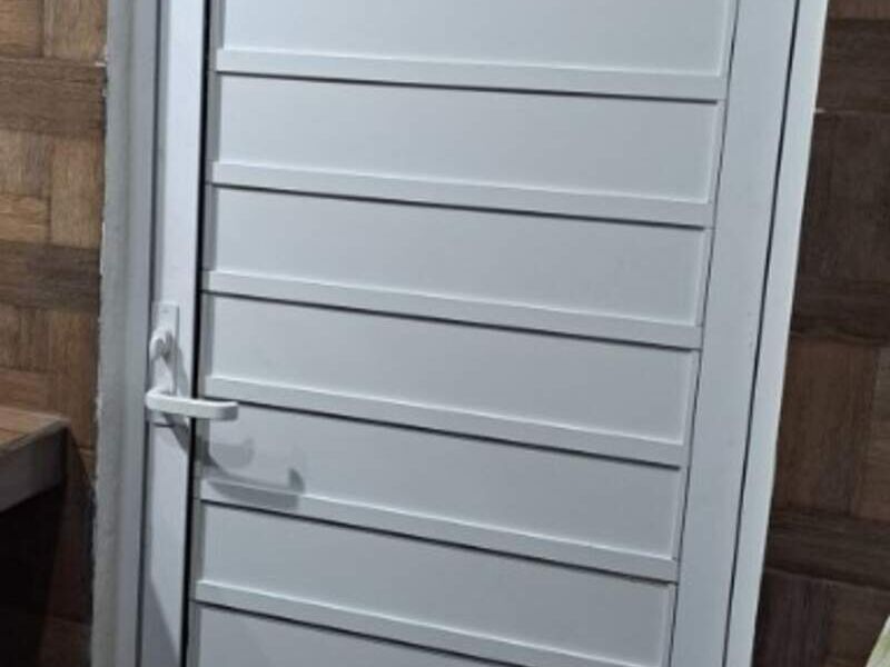 Puerta de aluminio blanca  en Merida