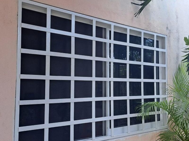 Ventana de aluminio cuadriculada Q en Merida