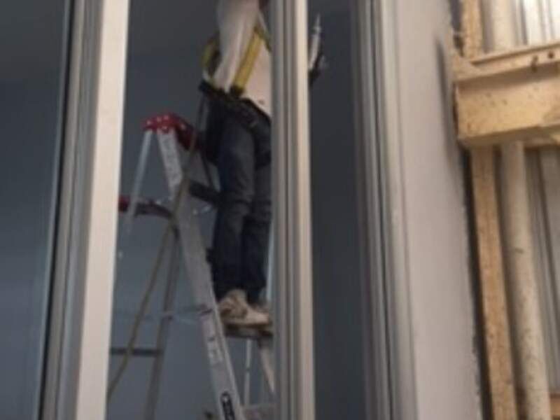 Ventana con riel colgante en Guadalajara