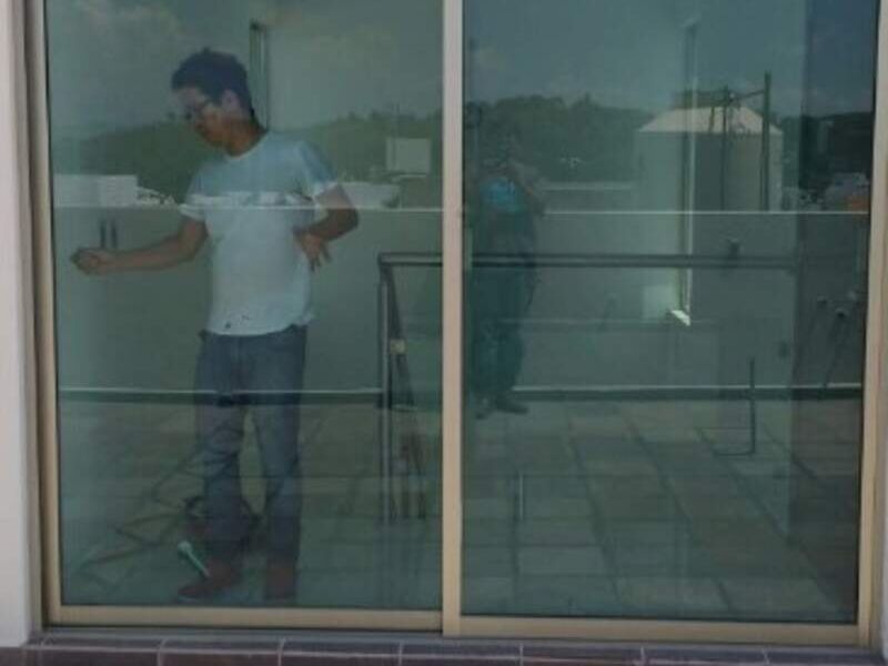 Puerta de aluminio blanco  en Guadalajara