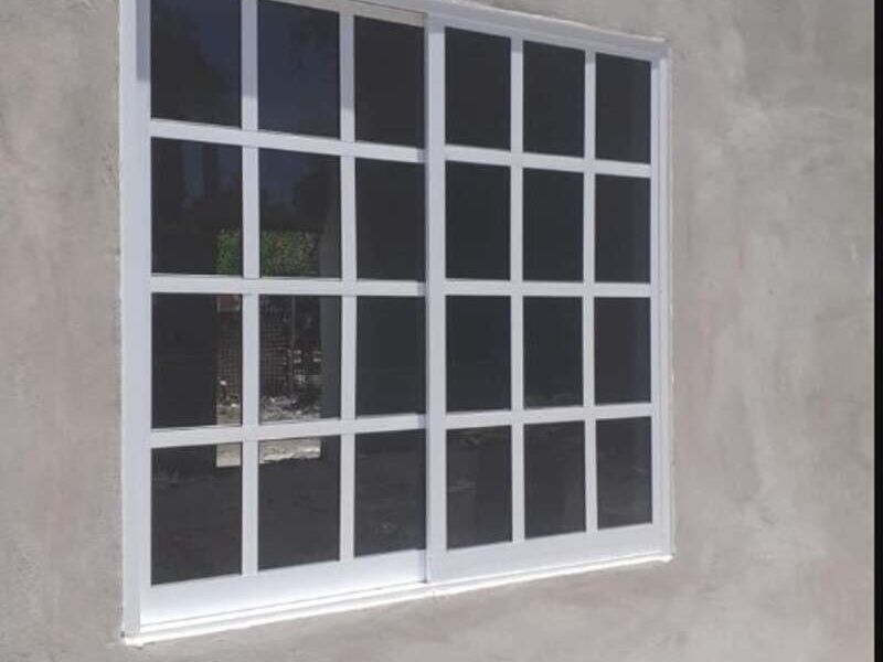 Ventana de aluminio  cuadriculada en Merida