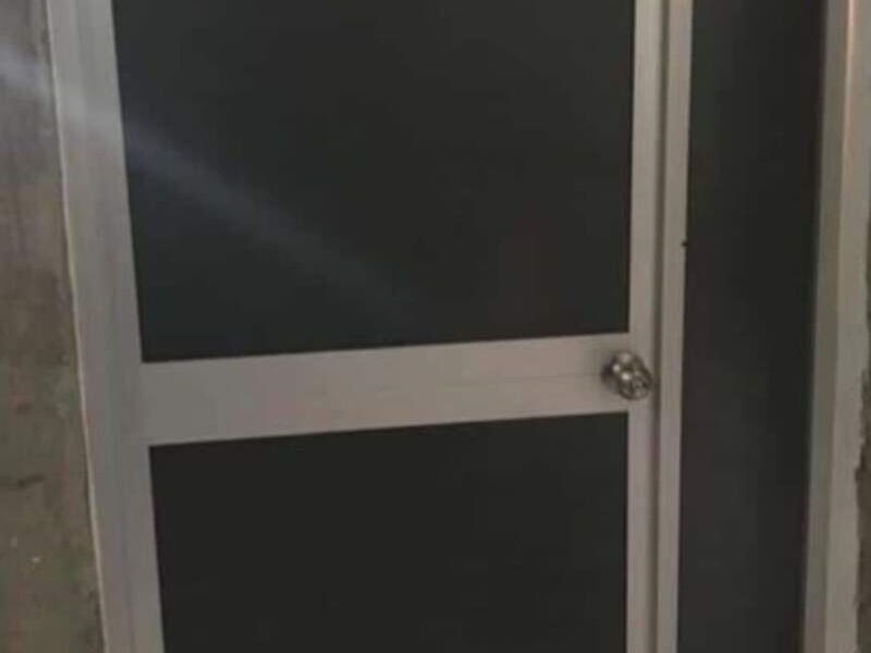 Puerta de aluminio y madera en Merida