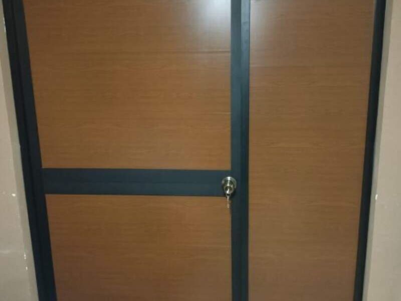 Puerta de madera y aluminio negra  en Merida