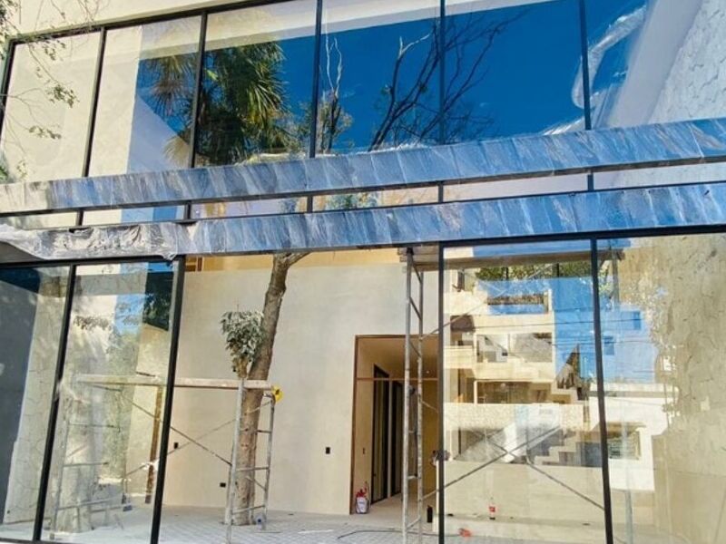 Fachada de vidrio y aluminio en Merida